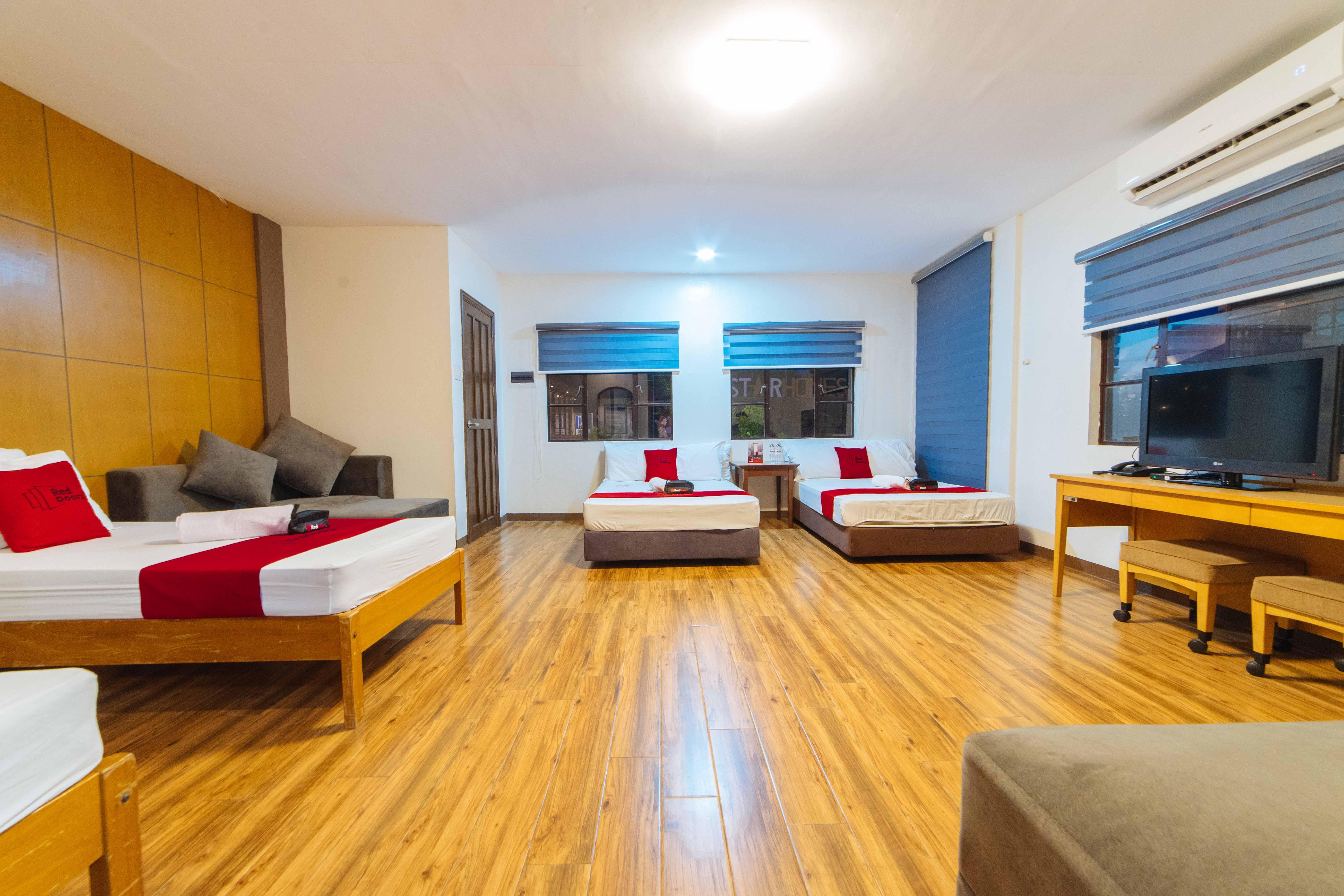 Reddoorz Plus @ Starhomes Olivianville Tarlac City Buitenkant foto
