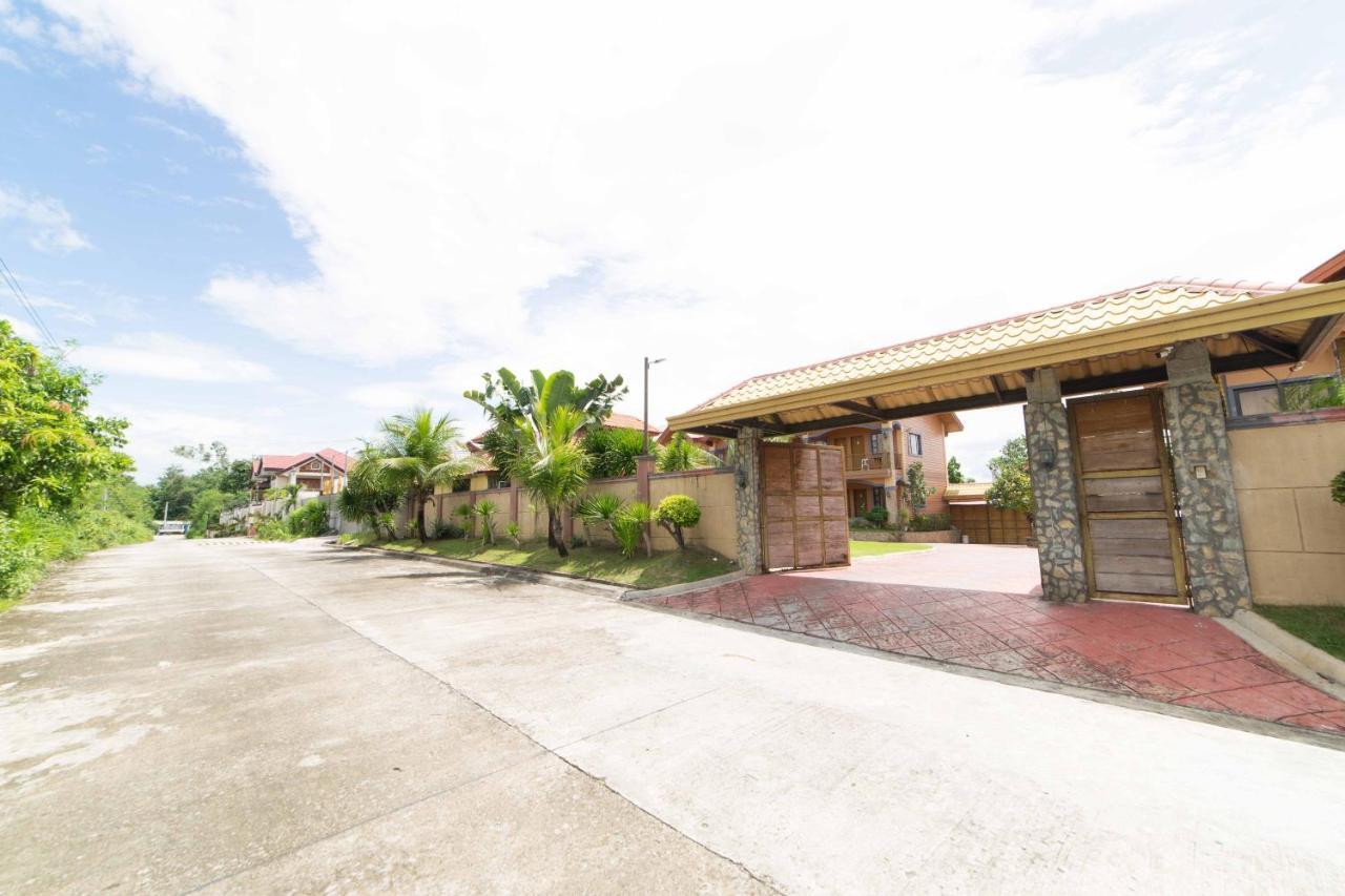 Reddoorz Plus @ Starhomes Olivianville Tarlac City Buitenkant foto